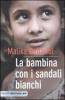 La bambina con i sandali bianchi