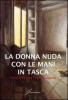La donna nuda con le mani in tasca