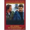 Un uomo in ginocchio